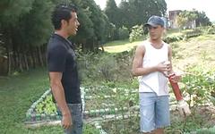 Kijk nu - Cute gardener sucks his boss' prick and fucks him in the ass.