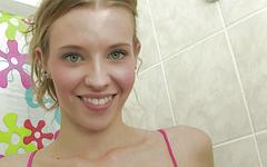 Jetzt beobachten - Angel hott uses her favorite vibrator on her pussy in the shower