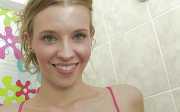 Herunterladen Angel hott uses her favorite vibrator on her pussy in the shower