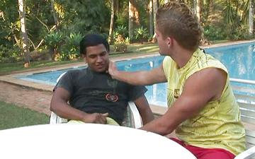 Descargar Hung latino fucks a hunky white jock outside by the pool