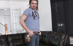 Ver ahora - Horny jock with long hair gets naked and beats off on the couch