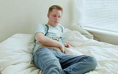 Kijk nu - Stocky 19-year old blonde rubs his hard dick