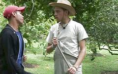 Kijk nu - A trio of muscular latino jocks suck each other off in a park outside.