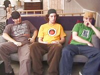 Regarde maintenant - Toned skater jocks masturbate and suck cock in a threesome on the couch