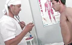 Regarde maintenant - Twinkish jock pretty boy christian gets it on with doctor raul