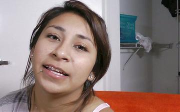 Descargar Brunette latina sucks and fucks with white cock in pov scene