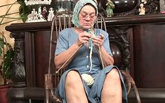 Jetzt beobachten - Mamy is an older lady with glasses who feels horny enough to suck cock