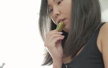 Télécharger Miranda is an asian girl who absolutely loves to suck cock and fuck her man