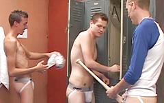 Ver ahora - Jocks and a twink have a bareback dildo threesome in a locker room