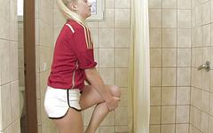 Guarda ora - Cayla lyons masturbates in the showers after a hot soccer game.