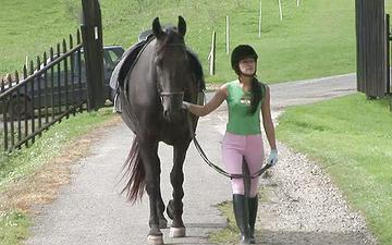 Descargar Lucy meets up with her man in the barn and he fucks her coed pussy hard