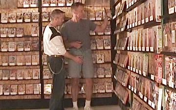 Télécharger Mature amateur blow job action in a video store