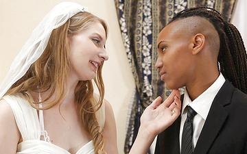 Télécharger Ela darling fucks her new bride with a strapon