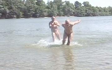 Herunterladen Stocky mature dudes suck and fuck outdoors by a lake