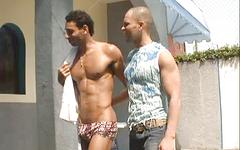 Regarde maintenant - Muscular and ripped jocks suck and flip-flop fuck outdoors