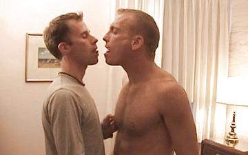 Herunterladen Gay athletes suck each other's cocks and have rough anal sex.