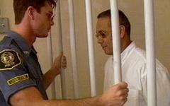 Regarde maintenant - Prison warden gets a blowjob from an older inmate in his cell