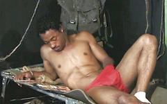 Guarda ora - Black military hunks fuck when no one is looking