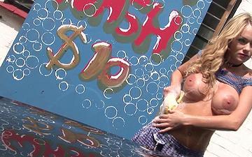 Scaricamento Blonde car wash slut lathers up and gets fucked on a car