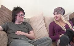 Guarda ora - Charlyse angel sucks off a nerd