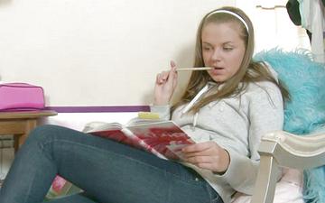 Downloaden Sexy college student katrina masturbates while she is studying.