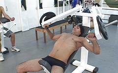 Jetzt beobachten - Three hunky jocks fuck at the gym