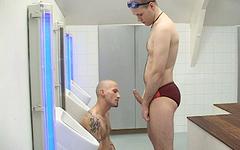 Guarda ora - White jocks have a threesome in a public shower