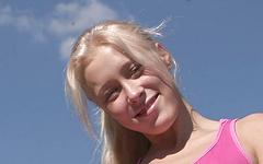 Kijk nu - Blonde hiker teena lipoldino bounces cooze on dildo in sunny hillside field