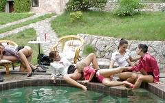 Guarda ora - Hot cocksluts eat pussy on pool float while stud tries out guests' pussies