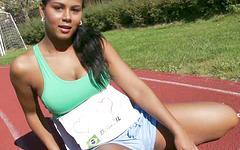 Guarda ora - College latina track star rubs her wet pussy