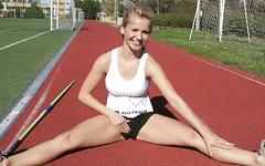 Ver ahora - Blonde college coed masturbates in her sweaty underwear after practice