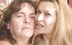 Jetzt beobachten - Blonde and horny midget lesbian swap dildo and finger their juicy twats