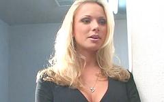 Jetzt beobachten - Busty blonde babe briana banks deepthroats cock and gets slammed on desk