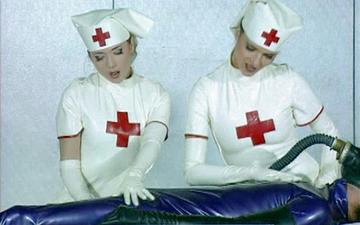 Herunterladen Latex nurses sabrina jade & zoe young use latex patient's cock for anal.