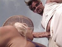 Jill Kelly dans une scène de baise en plein air où ses gros seins rebondissent. - movie 1 - 3