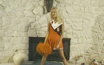 Descargar Blonde college cheerleader takes a giant white cock up her ass