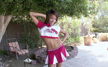 Herunterladen Vinisha is a cock loving cheerleader