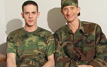 Downloaden Army twinks 2 - scene 3