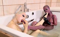 Kijk nu - Black angelica and lucy latex take a sexy bath