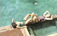 Guarda ora - Skanky poolside threeway