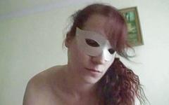 Regarde maintenant - European amateur wears white mask and swallows load