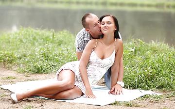 Downloaden Male and female bffs find comfort in each other's bodies by the river