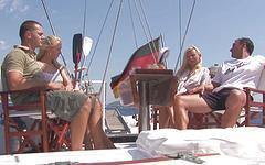 Jetzt beobachten - Katy sweet gets her blonde ass fucked on the boat