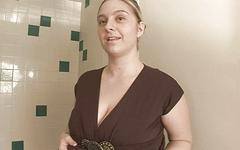 Ver ahora - Coed sudsing up her huge tits in the shower