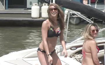 Herunterladen Spring break coeds go topless on a boat 