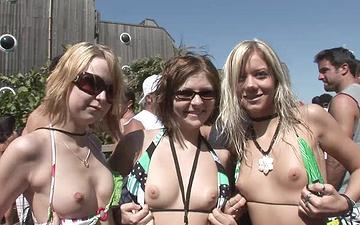 Downloaden Sorority sisters flash tits to get the party started