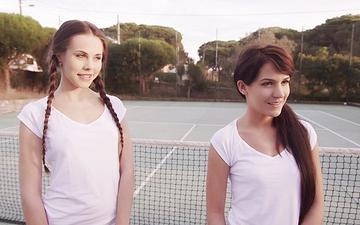 Herunterladen Bella beretta and abril gerald are horny tennis players