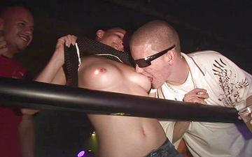 Downloaden Girls grope each other's naked tits in downtown club