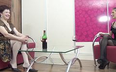 Ver ahora - Older lady plays with her college friend lunette