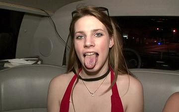 Descargar Sexy college coeds flash their tits in a car and show off their nipples